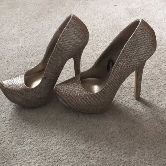 Forever 21 Shoes - ✨ size 5.5 XXI Gold Sparkle Heels ✨